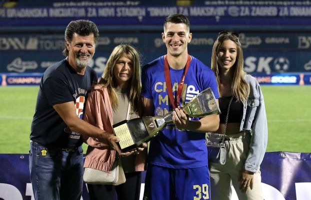 Nogometaši Dinama ponosno pozirali sa svojim obiteljima