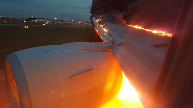 Na korak do smrti: Avion se zapalio čim je sletio na pistu