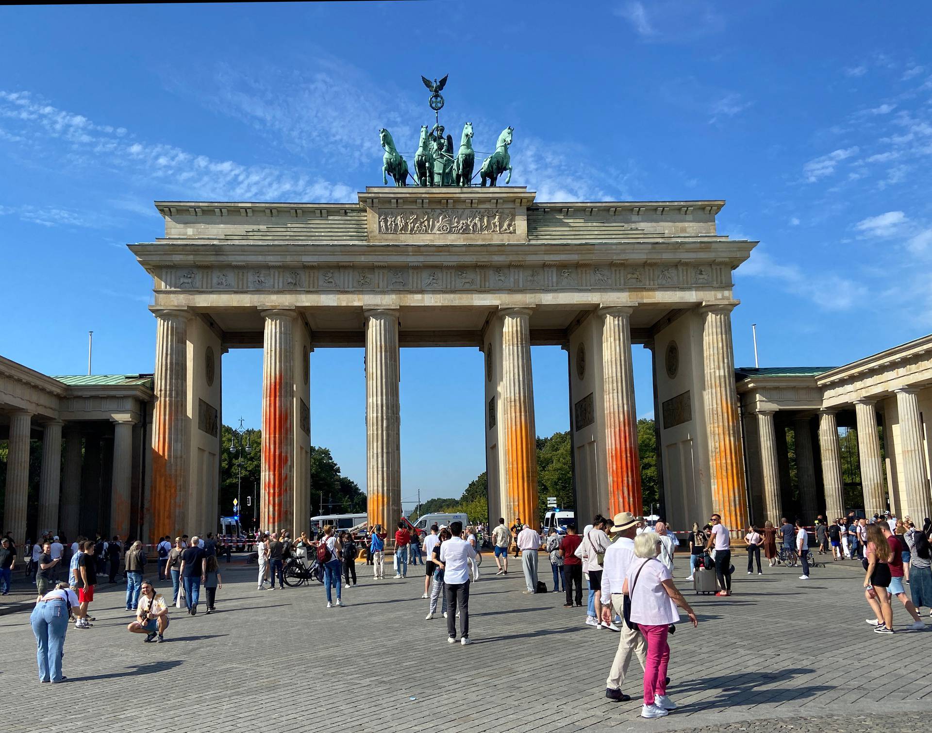 Last Generation climate protesters douse Brandenburg Gate columns in paint