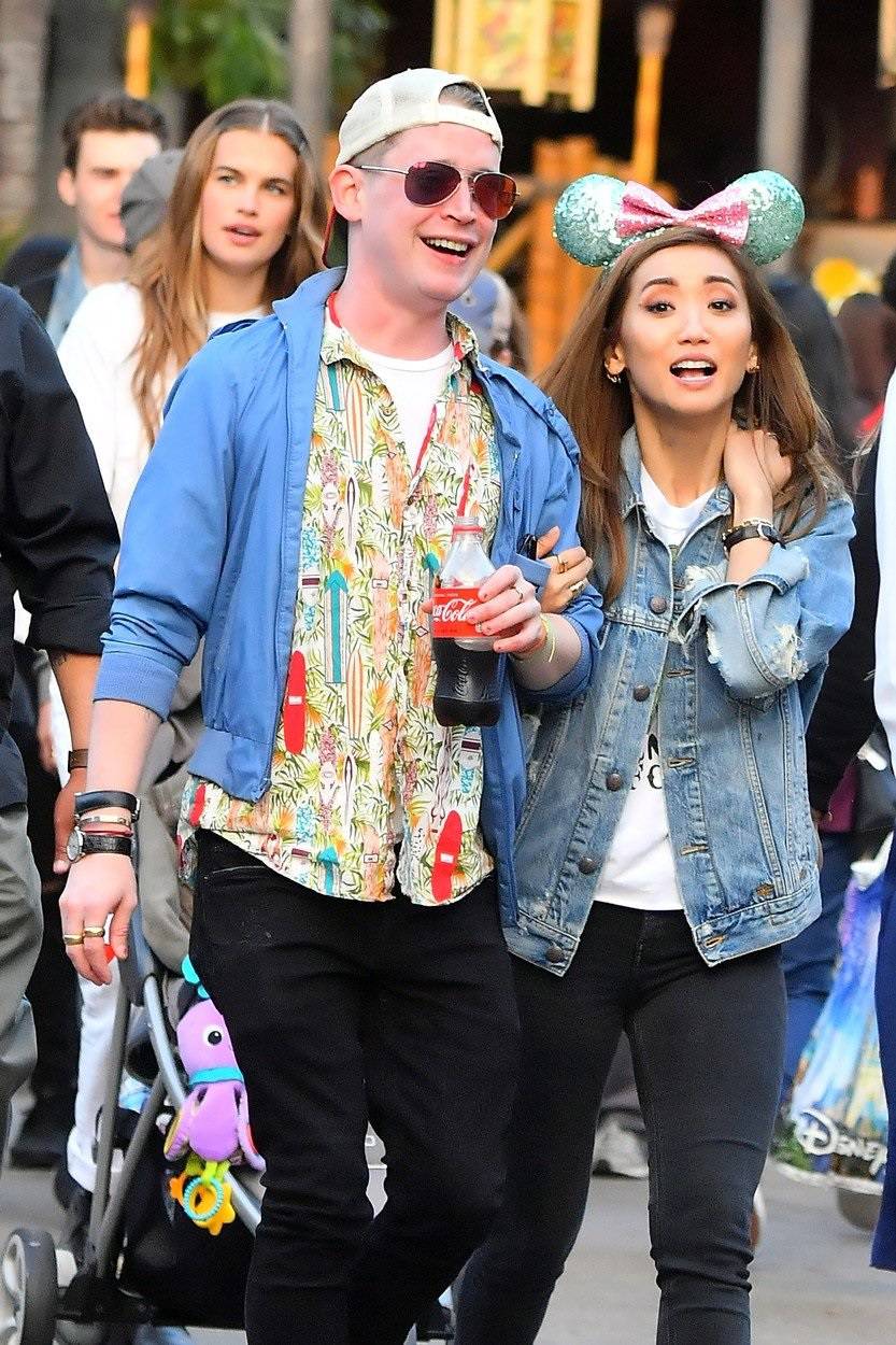 ** PREMIUM EXCLUSIVE RATES APPLY** Macaulay Culkin and his girlfriend Brenda Song enjoy a double date to Disneyland with Seth Green and his wife Clare Grant
