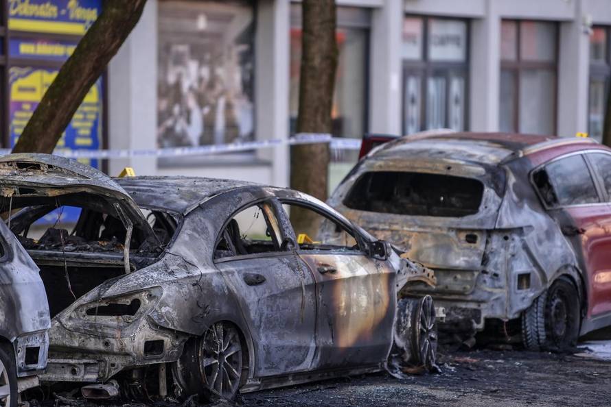 U zagrebačkim Utrinama izgorilo više automobila 