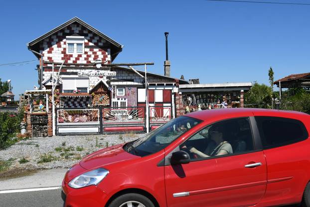 Muškarac u mjestu kod Bjelovara obojao kuću u boje hrvatske zastave i nazvao je  Šahovnica 
