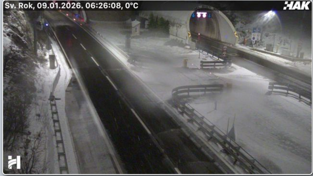 FOTO Snijeg, led i debeli minusi: Pogledajte stanje na cestama, u Lici i Dalmaciji pada snijeg