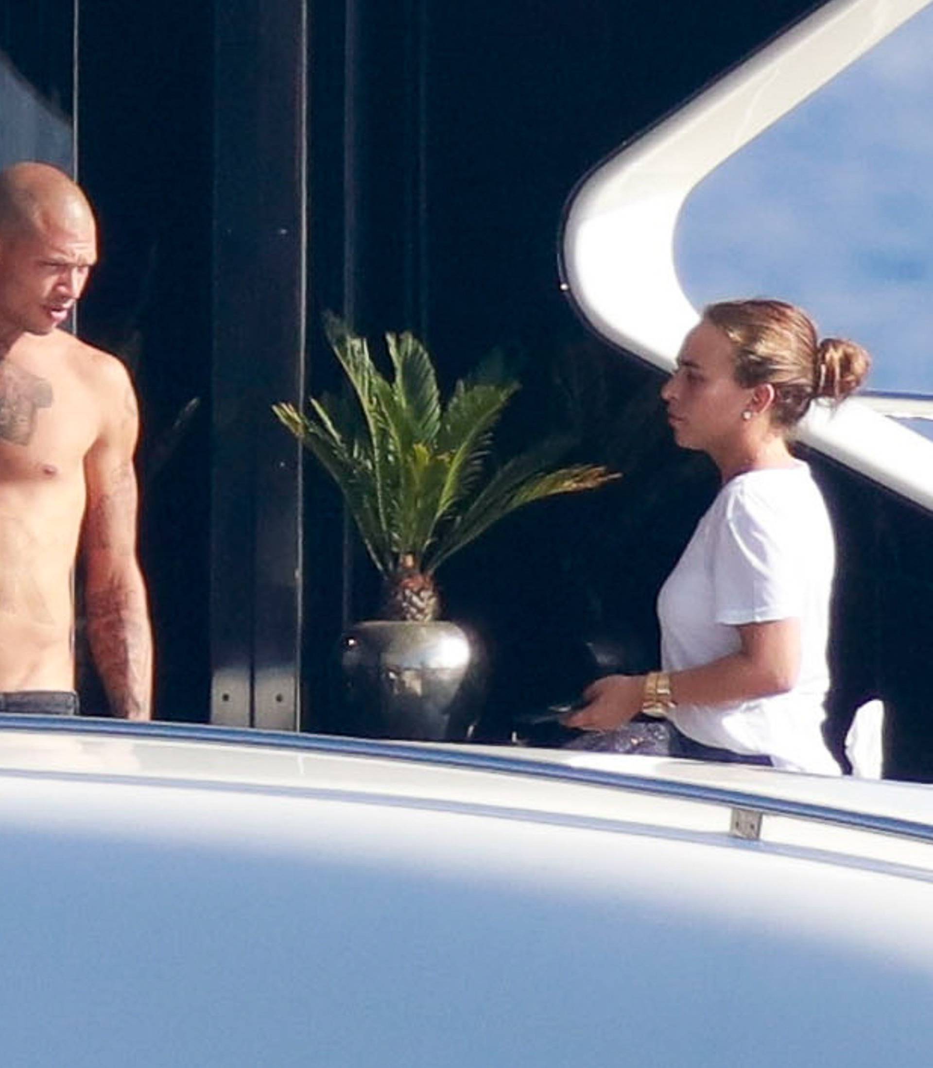 *EXCLUSIVE* 'Hot Felon' Jeremy Meeks files for divorce while vacationing with Chloe Green!