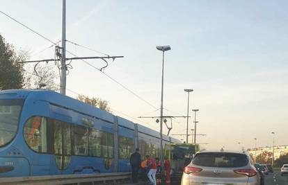 Vozač tramvaja naletio na radnika na Mostu mladosti