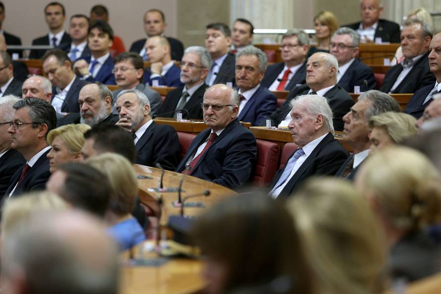 'Dosta agonije.  Uhvaćeni ste s rukom u pekmezu, odstupite!'