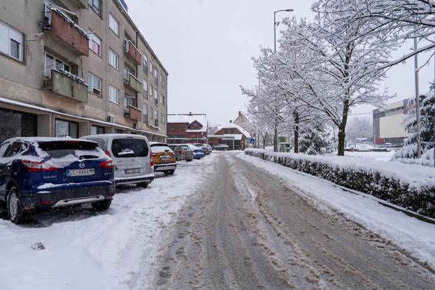 U Gospiću je izmjereno 16 cm snijega