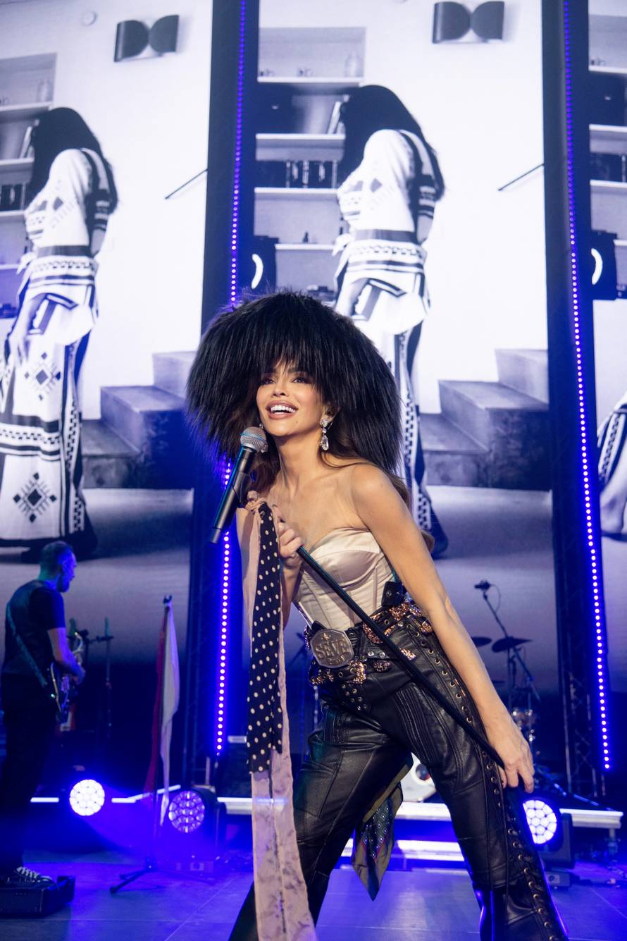 Kruži snimka: Severina plesala i pjevala pa pala na pozornici...