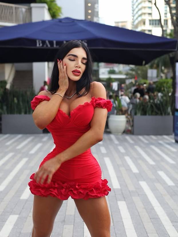 FOTO Želi imati najtanji struk na svijetu: Nosim korzet do 23 sata dnevno i želim srušiti rekord