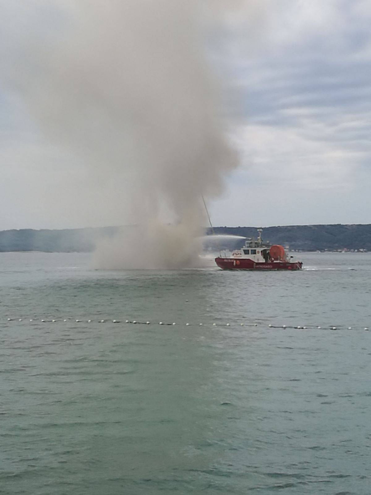Izbio požar na jedrilici u marini 'Kaštela': Prijetila je katastrofa