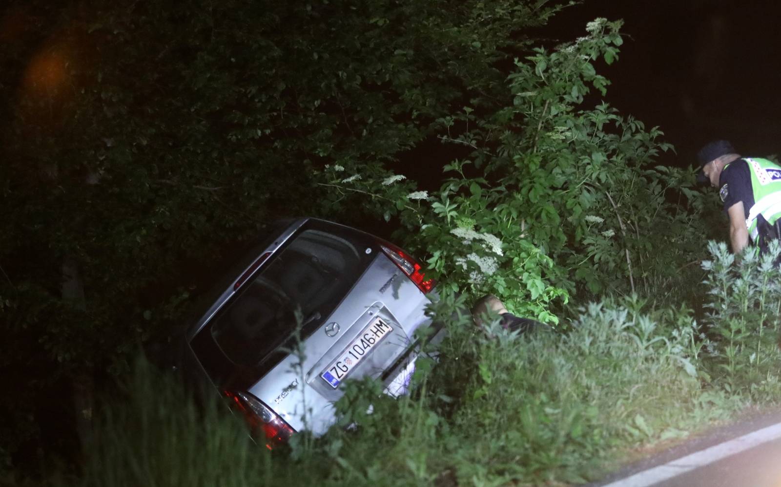 Zagreb: Izvlačenja automobila koji je sletio sa Sljemenske ceste