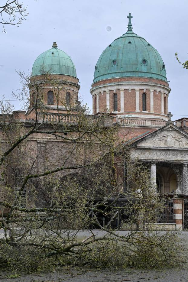 Zagreb: U nevremenu teško oštećeno gradsko groblje Mirogoj