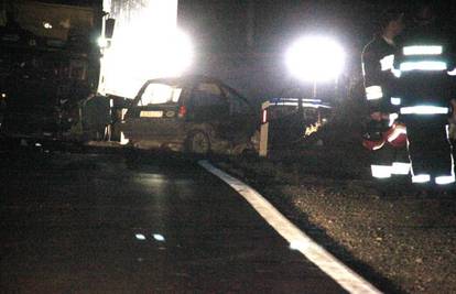 Stravično: Troje ljudi poginulo u sudaru Renaulta 5 i kamiona