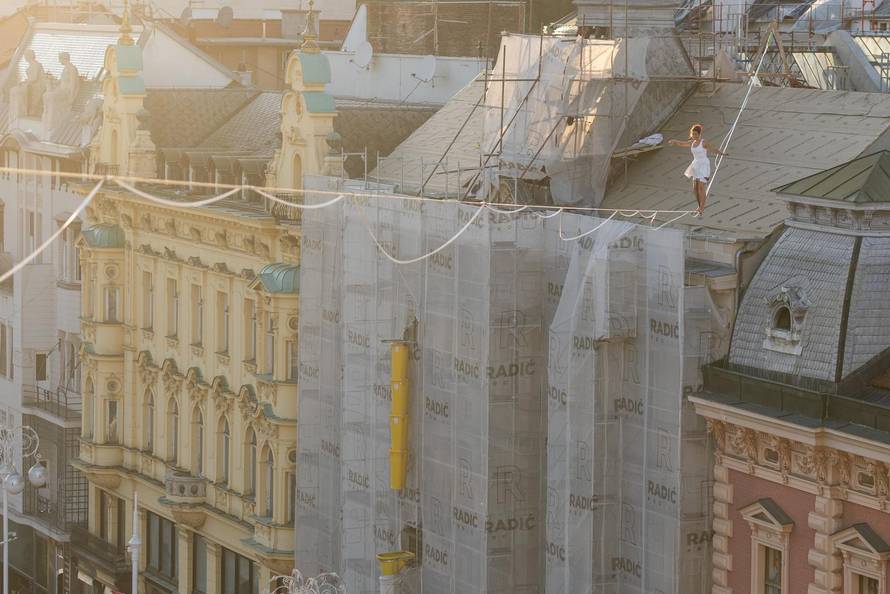 Zagreb: Antonia Gašparov hodom na žici privukla poglede prolaznika