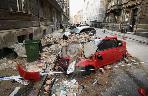 Zagreb: Oštećeni krovovi nakon potresa velika su opasnost za prolaznike