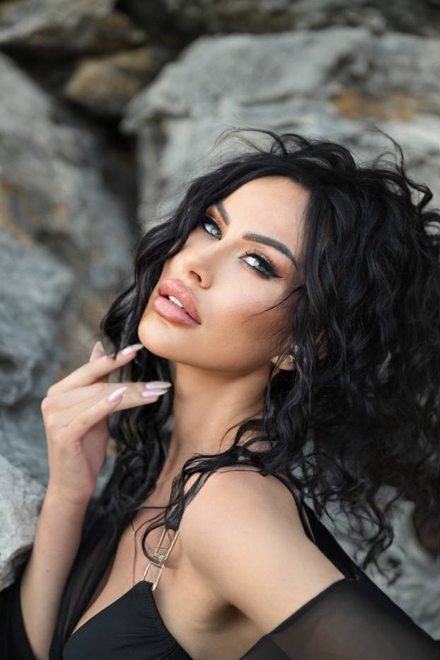 FOTO Hrvatska Meghan Fox slavila nagradu bez grudnjaka?