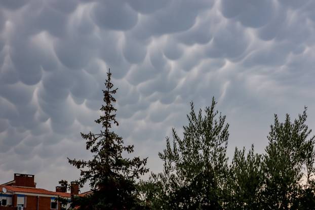 Mammatus oblaci nad Zadrom