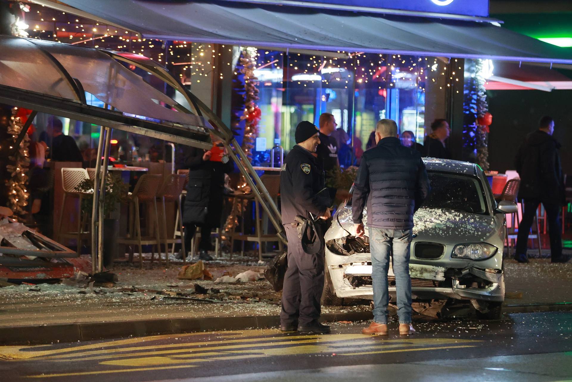 Kaos u centru Osijeka: BMW-om pokosio autobusnu stanicu