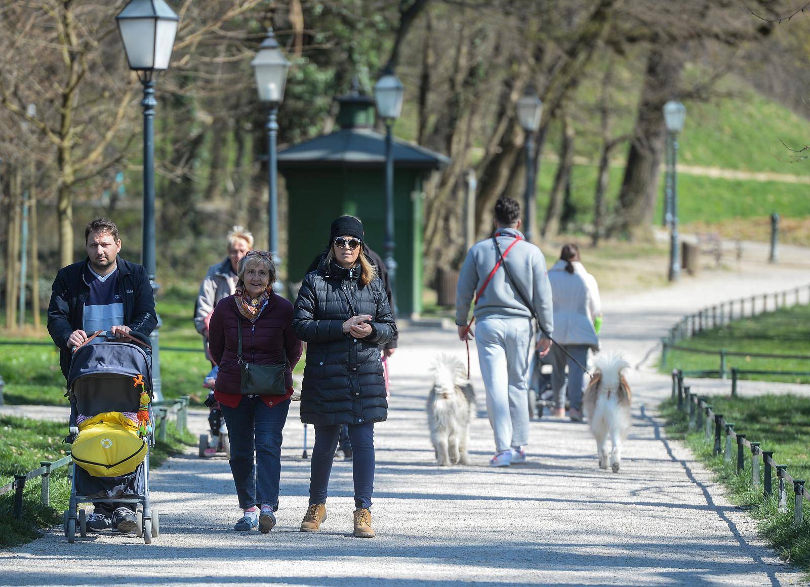 Sunčan dan u Zagrebu, građani unatoč koronavirusu izašli u park Maksimir