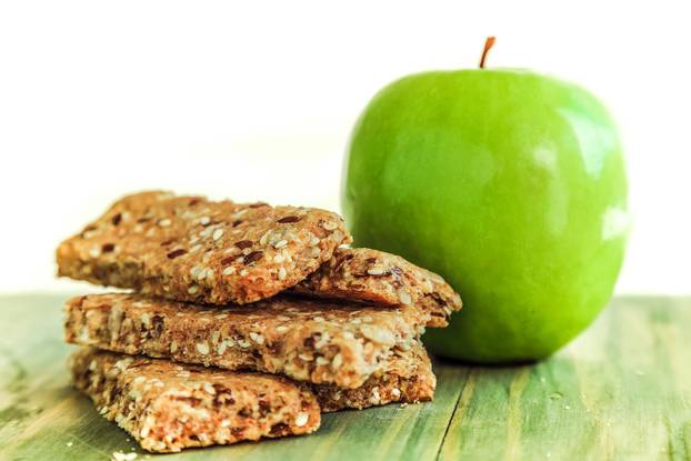 Healthy breakfast - Green Apple and Granola Bar