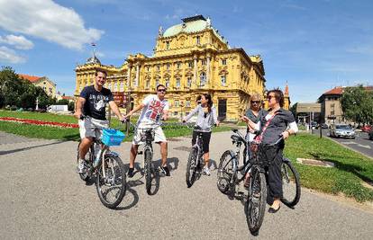 Amerikanci voze bicikle i razgledaju centar Zagreba