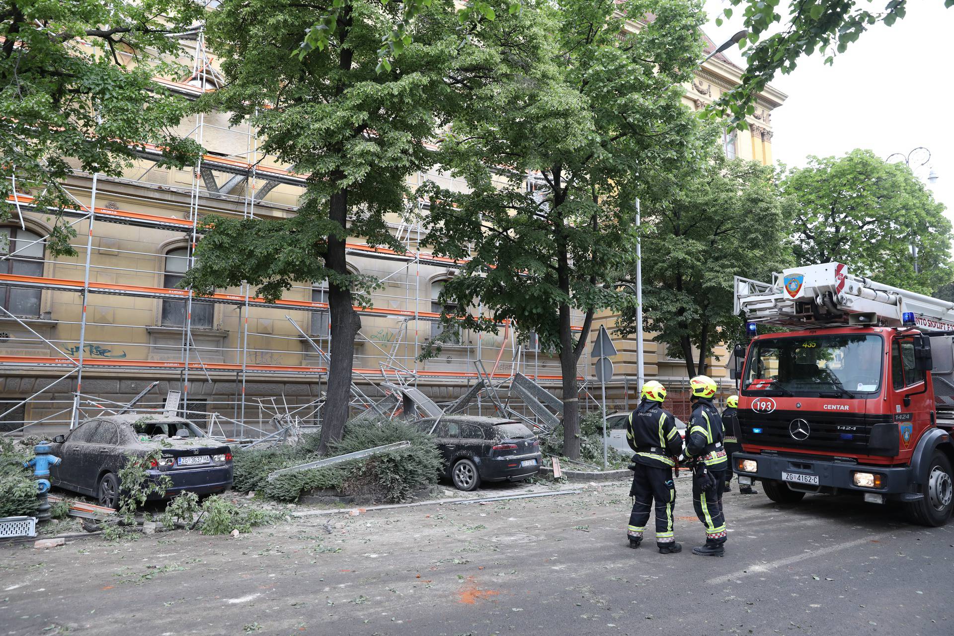 Zagreb: Skela i dio zgrade urušili se na automobile u Klaićevoj ulici