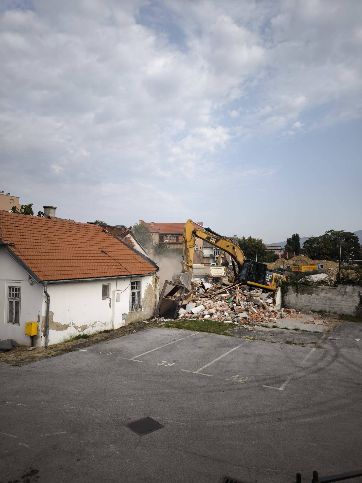 VIDEO Počeli radovi na stadionu u Kranjčevićevoj. Bageri ruše kultni restoran Zagrebački bijeli