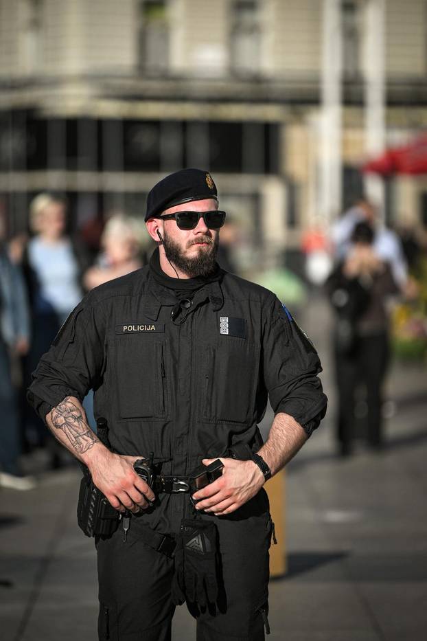 Zagreb: Prosvjed protiv molitelja na Trgu bana Josipa Jelačića