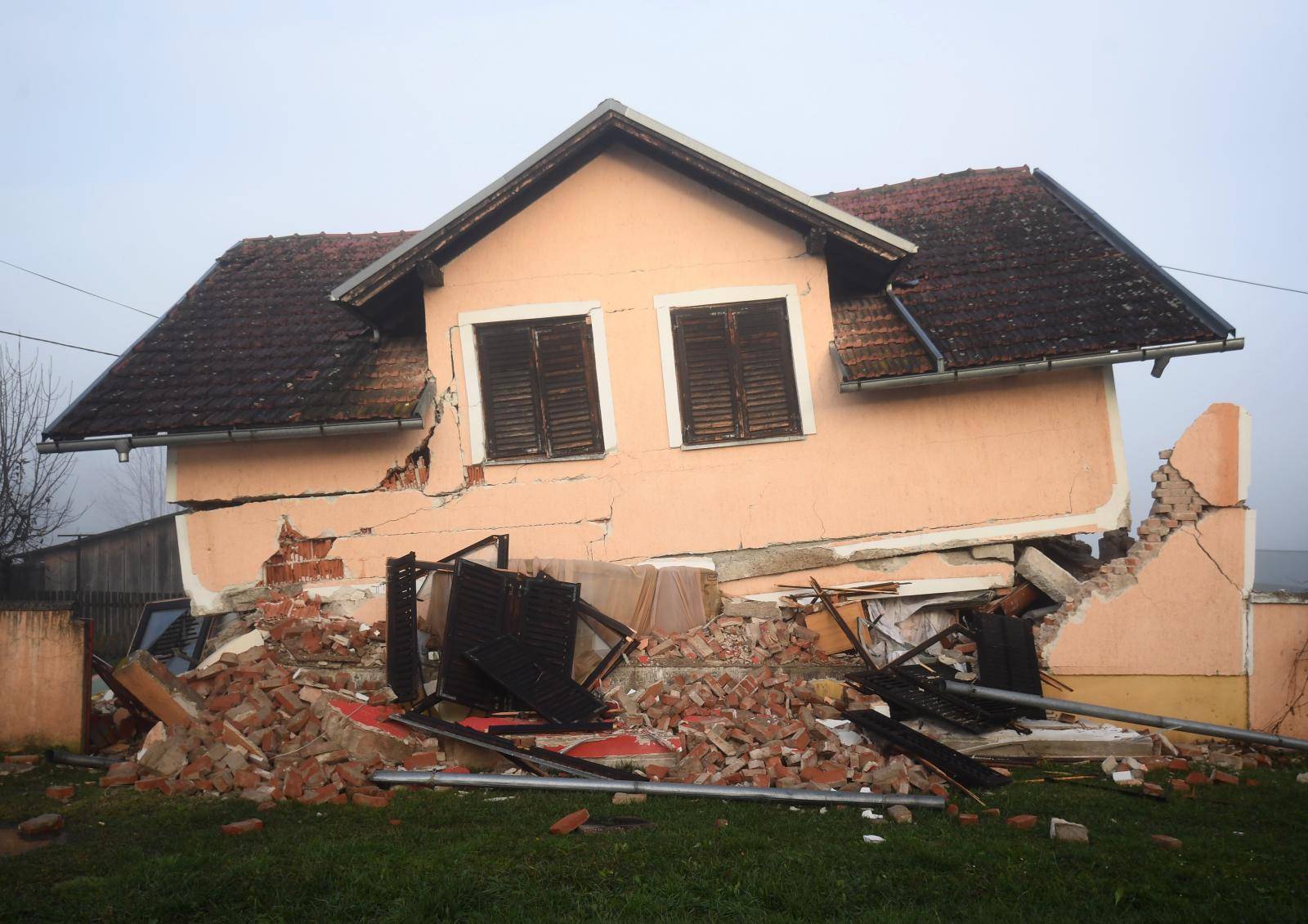 Došli, poslikali se, otišli: Ljudi su tjedan dana čekali Stožer