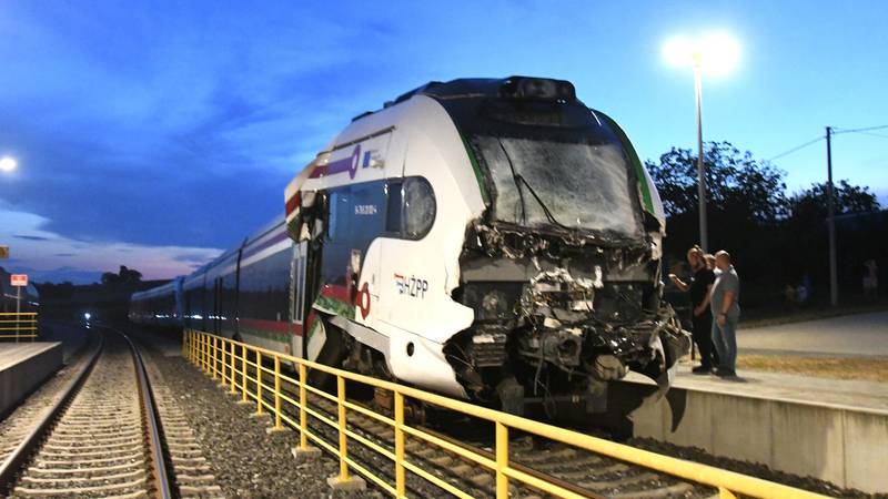 FOTO Završena zahtjevna akcija: Razbijeni električni vlak stigao u Sveti Ivan Žabno