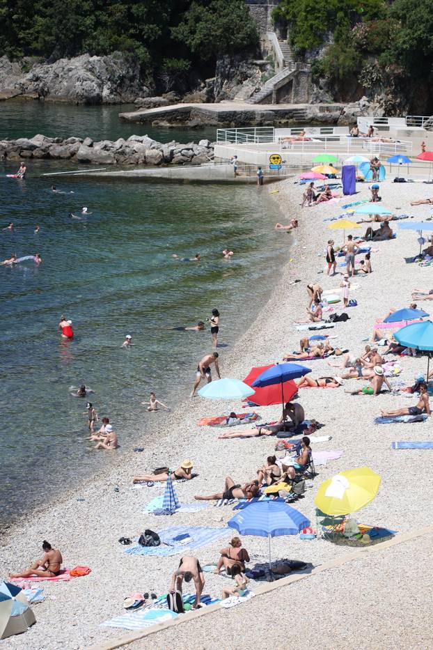 Rijeka: Kupači uživaju u kupanju i sunčanju na plaži Ploče na Kantridi