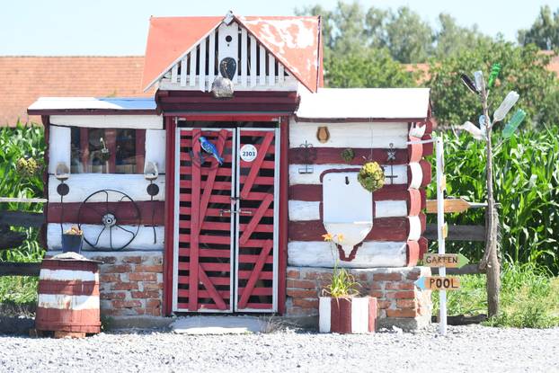 Muškarac u mjestu kod Bjelovara obojao kuću u boje hrvatske zastave i nazvao je  Šahovnica 