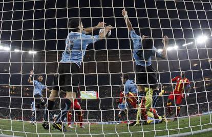 Urugvajskom junaku Luisu Suarezu utakmica kazne...