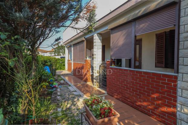 FOTO U Istri prodaju sobu od 22 kvadrata! TV je na stolcu. Kažu da izlazi na more, ovo je cijena