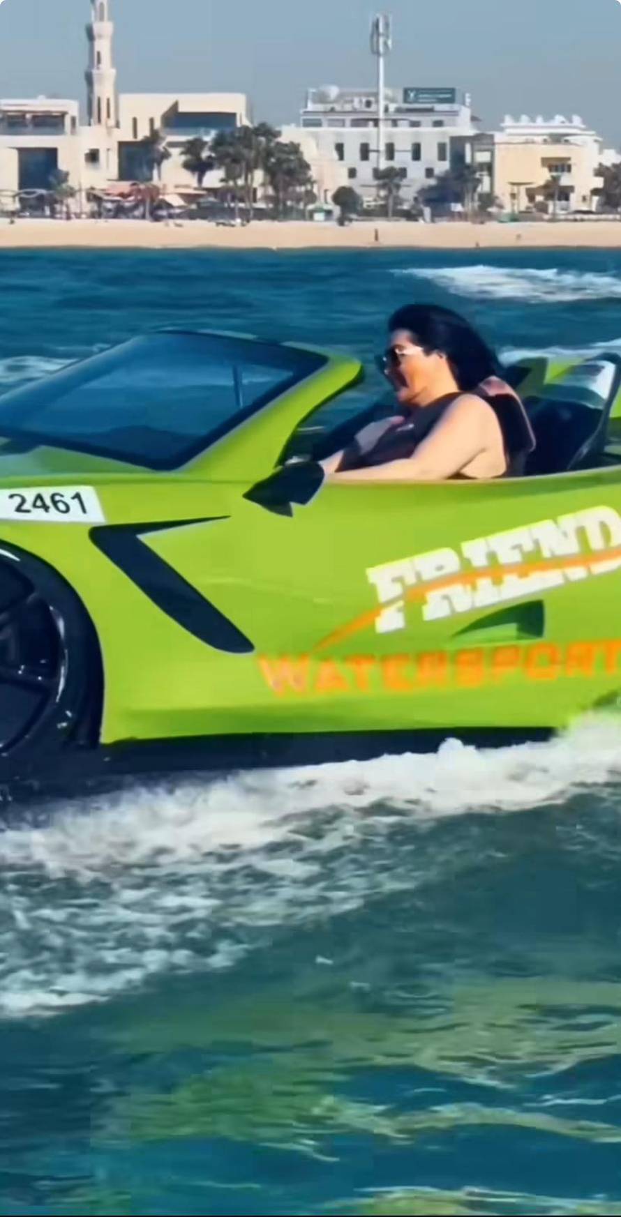 Dragana Mirković u Dubaiju juri 'autom' po vodi: Sa Sekom pila poseban 'zlatni' cappuccino...