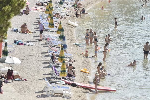 Vodice: Uživanje u lijepom vremenu na  plažama