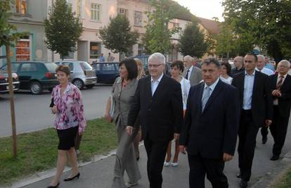 Škola u Glini dobila je pijanino, na koncert došao i Josipović
