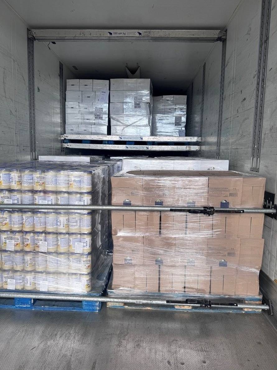 FOTO Srbin na granici prijavio da prevozi  majonezu i senf. Našli mu 240.000 cigareta!