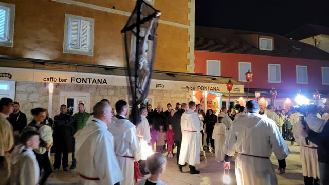 Na Hvaru krenula procesija ‘Za križen‘: Tradicija i čast duga 500 godina na koju se čeka