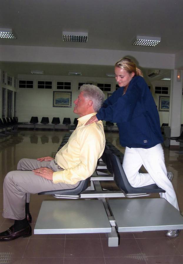* PREMIUM EXCLUSIVE* Bill Clinton receives a neck massage from a former victim of Jeffrey Epstein