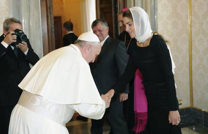 Opet? Papa se naklonio kraljici Jordana i tako prekršio pravilo