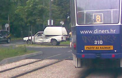 Zagreb: Sudarili se auto i tramvaj, jedan ozlijeđen