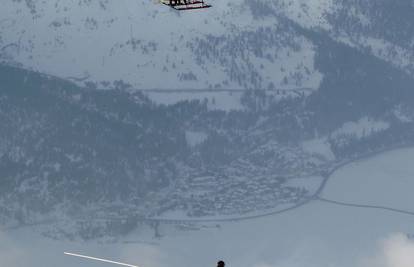 Akrobat se prošetao po kablu žičare u švicarskim Alpama 