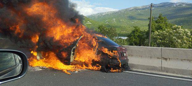 VIDEO Buktinja kod Solina: Na brzoj cesti zapalio se automobil