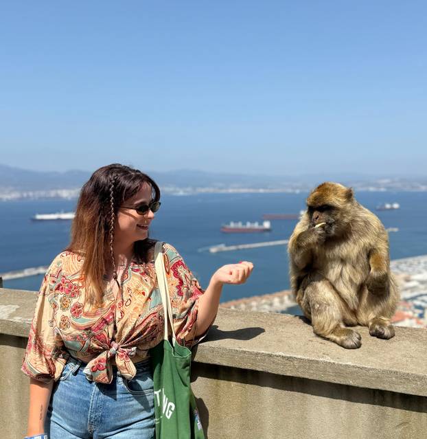 FOTO Majmuni su nam skakali po glavama na Gibraltaru i jeli iz ruke. Mame su pokazale zube