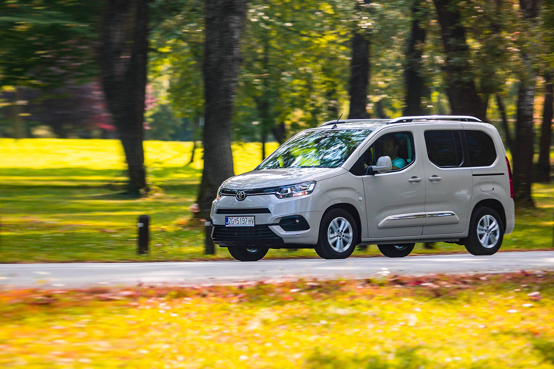 Stigao je Toyotin novi mali kombi, Berlingov brat blizanac