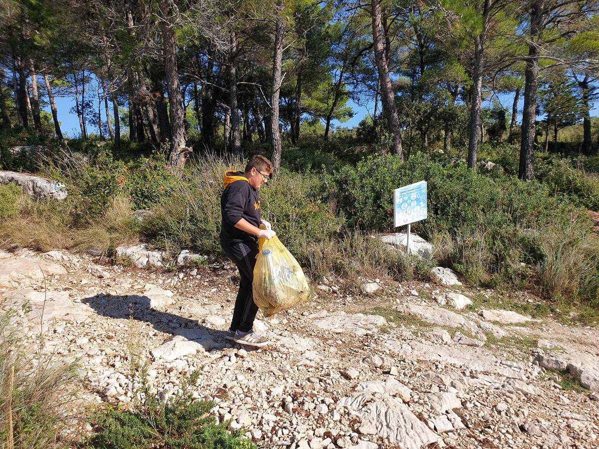 Sad je plaža Pilatuša kao nova: Čistili  je osnovnoškolci, vrtićani, njihove tete, pomogli i mještani