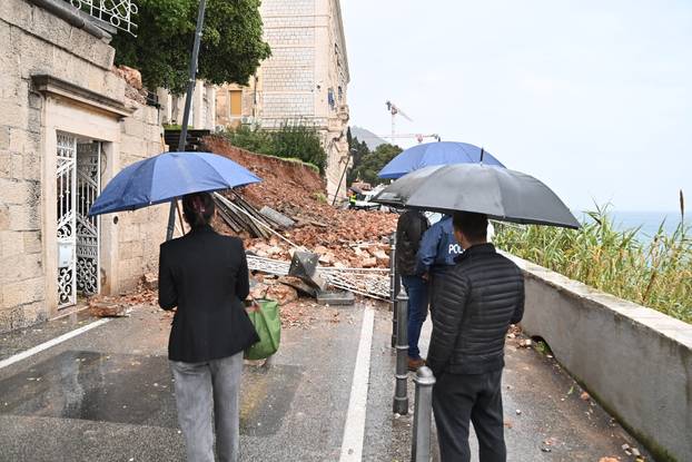 Dubrovnik: Na cestu se odronio zid kuće, automobili zatrpani kamenjem
