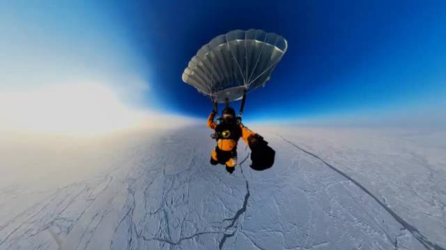 Russians parachute from stratosphere to North Pole