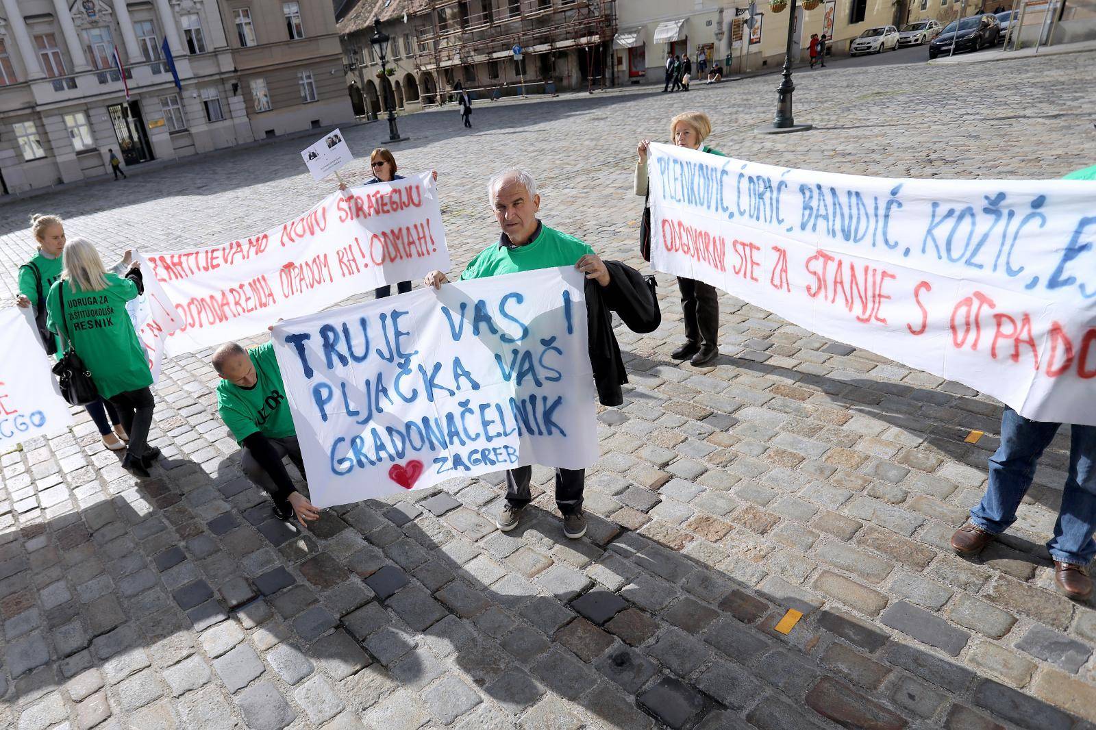 Zagreb: Performans "Hrvatska (EU) smetliÅ¡te za generacije" ispred Vlade RH